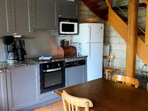 Gîte Cosy avec Terrasse et Cheminée, 6 Couchages - API-1-52-1737