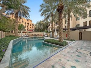 FIRST CLASS 2BR Old Town Burj View Retreat