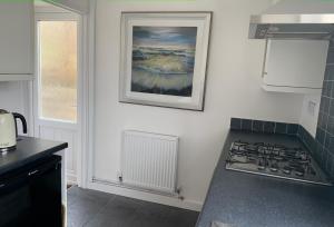 2 Bed-Sleeps 4-Parking-Pets-10 min walk to Beach