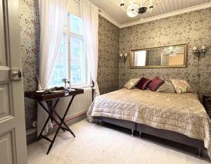 Historical well-equipped renovated 2-bedroom apartment