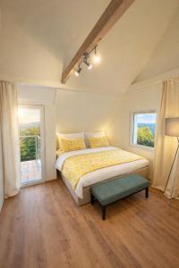 Sonnige Design-Dachwohnung mit Fernblick