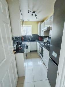 Modern 2BR Flat Near London Excel with Free Parking