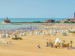Spacious apartment in Caorle with shared pool