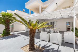 CASA MINOSSE - Piano terra indipendente, con appia terrazza, a due passi dal mare