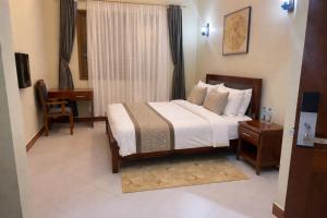 Peak Hotel & Safaris