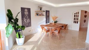 Oceanfront 2 bedrooms apartment with swimming pool & garage