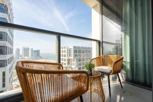Modern Vista Studio - Cozy City Escape