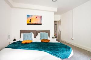 The Sant Bank, central, secured parking INCLUDED, contractors friendly, 1 bed, sleep up to 4, modern, near beach