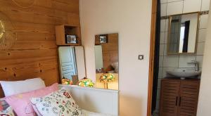 Chambre indépendante tout confort avec douche et WC privés