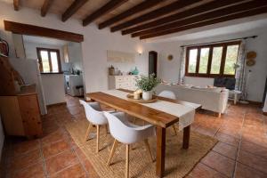 Villa Es Puig, piscina y vistas a la montaña