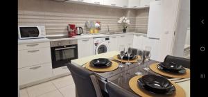 Aristocrat Sunset Panorama - Skyview Central Apartment