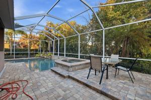 Charming 3BR Oasis Comfort, Pool & Sunshine home