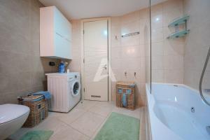 New sea view luxury apartment in center