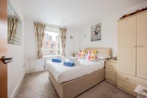 Dolphin Hideaway- Poole Quay Apartment with Parking