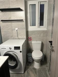 City Apartment Walk to Metro Keramikos