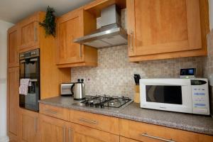 5 BR House With Driveway Parking for 2 & OffStreet