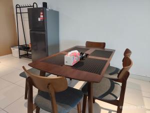 JB Mt Austin 3 Queen Spacious Family Suite with Private Balcony at Akademik Suite #Wifi #Toppen #Nanyang Street #Free Parking #Lala Hotpot