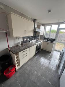 Winchester 5 bedroom near city and motorways