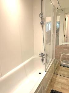 Cosy Two Bedroom Riverside Apartment