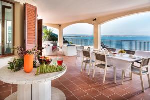 Villa Mari - Sea View Heated Pool - Baia del Riccio