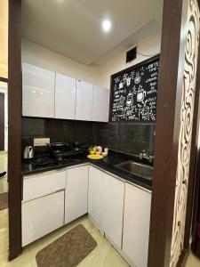 Modern 1BHK Near Chattarpur Farmhouses Kitchen