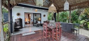 Piscine rien que pour vous, villa de plage entière face au lagon, les pieds dans l eau, cuisine équipée & wifi Le Boraha Beach Lodge 90 m2