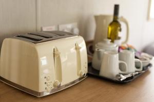 Quiet Lakeside Cabin - Parking, Dog Friendly, WiFi, Walk to Town