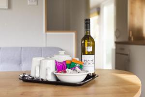 Quiet Lakeside Cabin - Parking, Dog Friendly, WiFi, Walk to Town