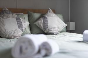 Quiet Lakeside Cabin - Parking, Dog Friendly, WiFi, Walk to Town