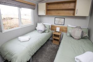 Quiet Lakeside Cabin - Parking, Dog Friendly, WiFi, Walk to Town