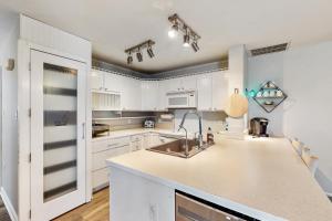 Coastal home with large deck, close to beach and local attractions