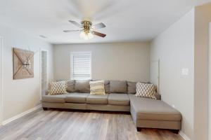 Coastal home with large deck, close to beach and local attractions