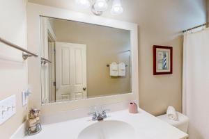 Coastal home with large deck, close to beach and local attractions