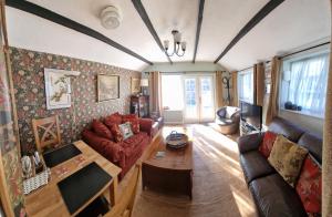 The Old Dairy, comfy 1 bedroom apartment with lounge,bathroom and kitchenette near town, pubs and walks