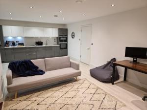 Bright Corner Apartment by Cambridge Station with Free Allocated Underground Parking