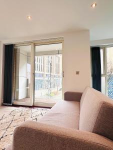 Bright Corner Apartment by Cambridge Station with Free Allocated Underground Parking