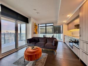 Luxury 76 floor 2B2B Downtown Toronto Skyline View
