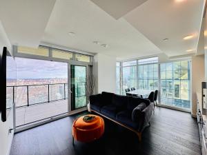 Luxury 76 floor 2B2B Downtown Toronto Skyline View