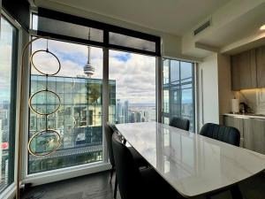 Luxury 76 floor 2B2B Downtown Toronto Skyline View