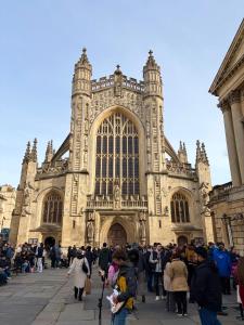 Bath Apartment 3 Private Parking Spaces 6 min Walk to Town Garden Views