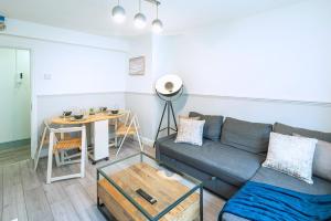 Modern 3BR with Fast Links to Central London