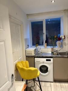 Tower Bridge Luxury Apartment with Balcony