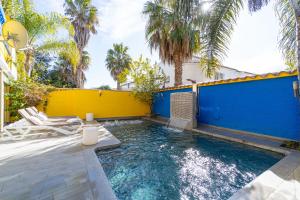 Casa con barbacoa , PISCINA con cascada y jacuzzi, 4 HABITACIONES a 5 minutos del centro y el MAR en coche, capacidad HASTA 10 PERSONAS