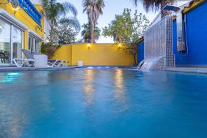 Casa con barbacoa , PISCINA con cascada y jacuzzi, 4 HABITACIONES a 5 minutos del centro y el MAR en coche, capacidad HASTA 10 PERSONAS