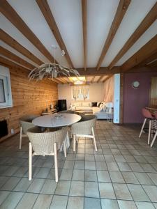 Maison 8-10 pers 50m de la mer Accès direct dunes Jardin 1200m clos