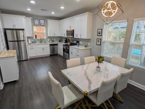 Cheerful 3BR 2BA House Minutes from Canyon Lake