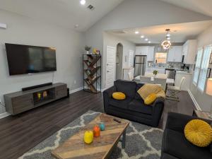 Cheerful 3BR 2BA House Minutes from Canyon Lake