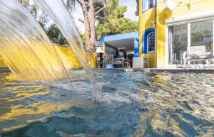 Casa con barbacoa , PISCINA con cascada y jacuzzi, 4 HABITACIONES a 5 minutos del centro y el MAR en coche, capacidad HASTA 10 PERSONAS