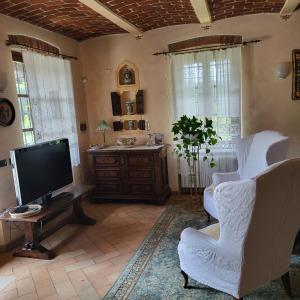 Nel Monferrato Ampio alloggio in villa in collins- Piscina USO ESCLUSIVO