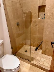 Modern boutique Studio with elevator & rooftop pool close to everything